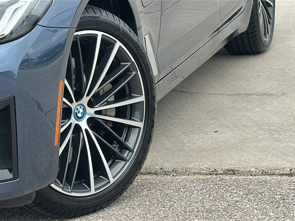 Certified 2023 BMW 530e xDrive w/ Premium Package image 3