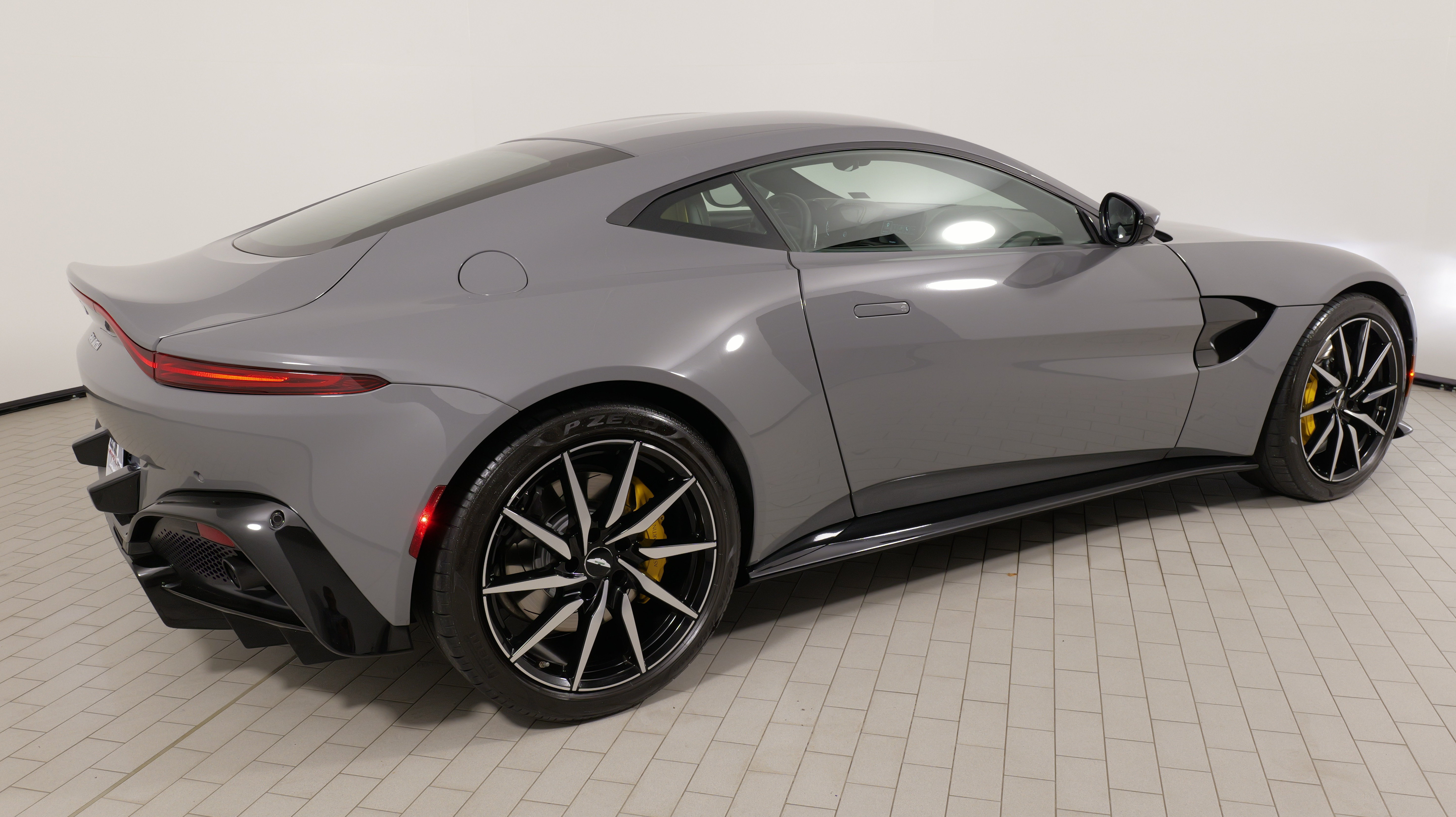 Used 2019 Aston Martin V8 Vantage Coupe RWD image 15
