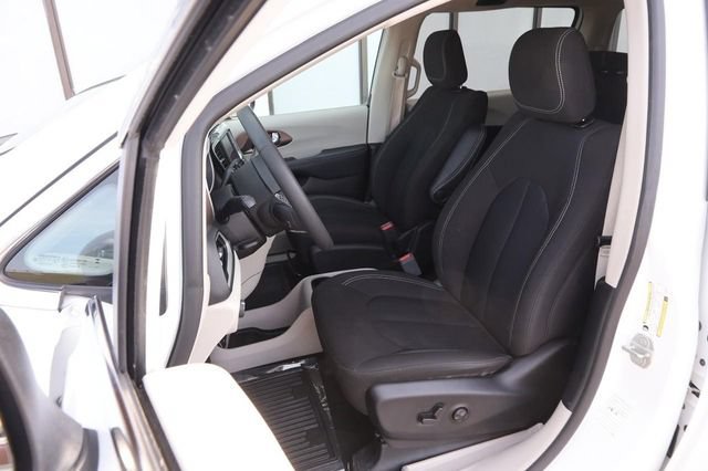 Used 2023 Chrysler Voyager LX image 9