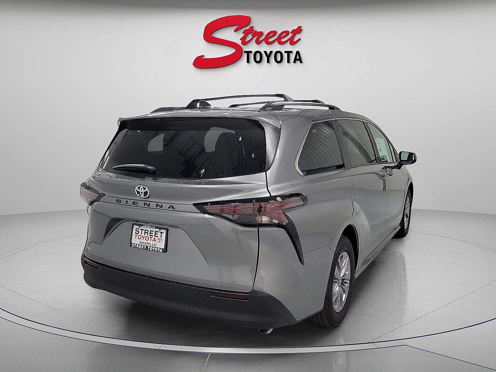Used 2026 Toyota Sienna LE FWD image 4