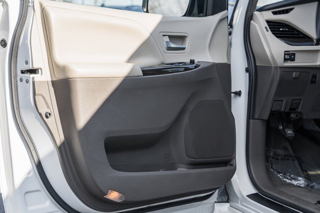Used 2020 Toyota Sienna XLE image 36