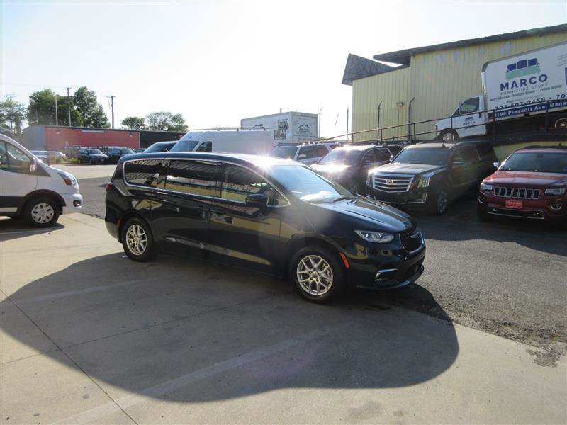 Used 2023 Chrysler Pacifica Touring-L FWD image 10