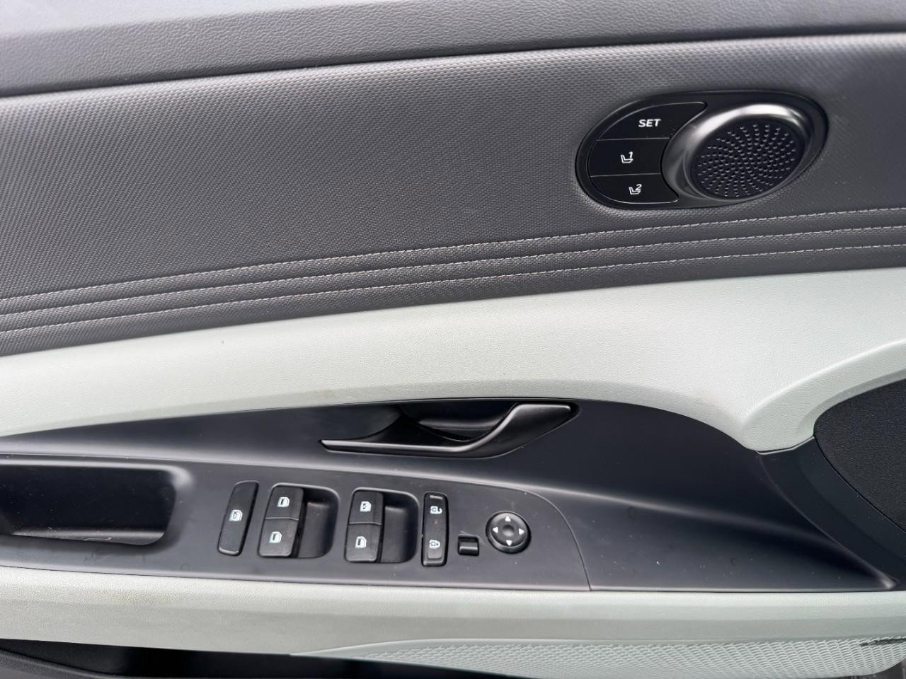 Used 2025 Hyundai Elantra Limited image 18