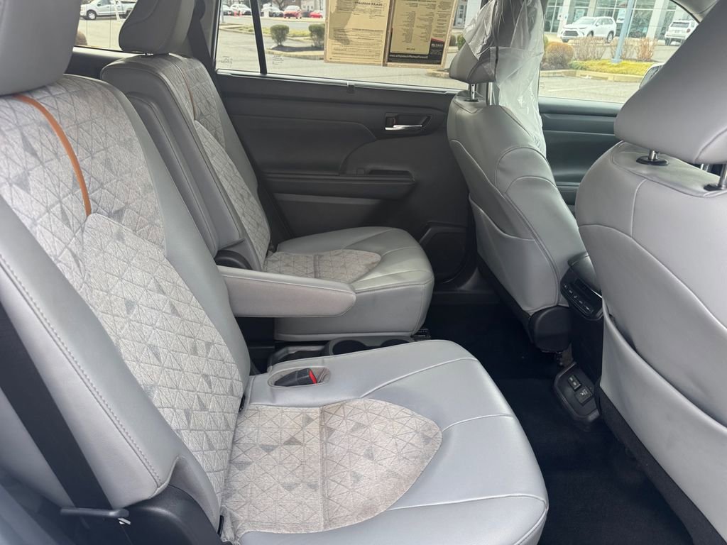 Used 2023 Toyota Highlander Bronze Edition image 22