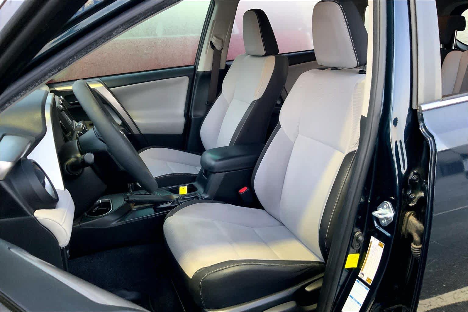Used 2018 Toyota RAV4 LE AWD/4WD image 10