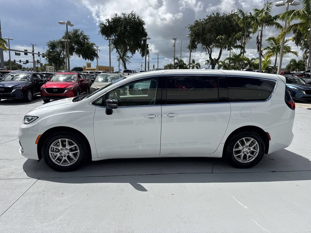 Used 2024 Chrysler Pacifica Touring-L FWD image 11
