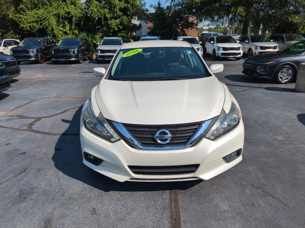 Used 2016 Nissan Altima 2.5 SR w/ LED Appearance Package FWD image 2