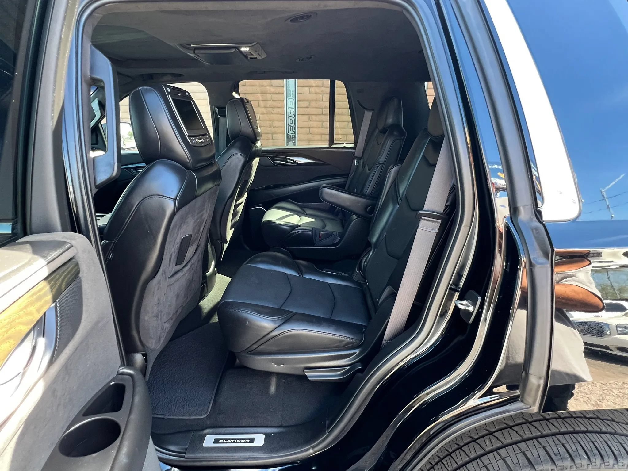 Used 2016 Cadillac Escalade Platinum AWD/4WD image 17