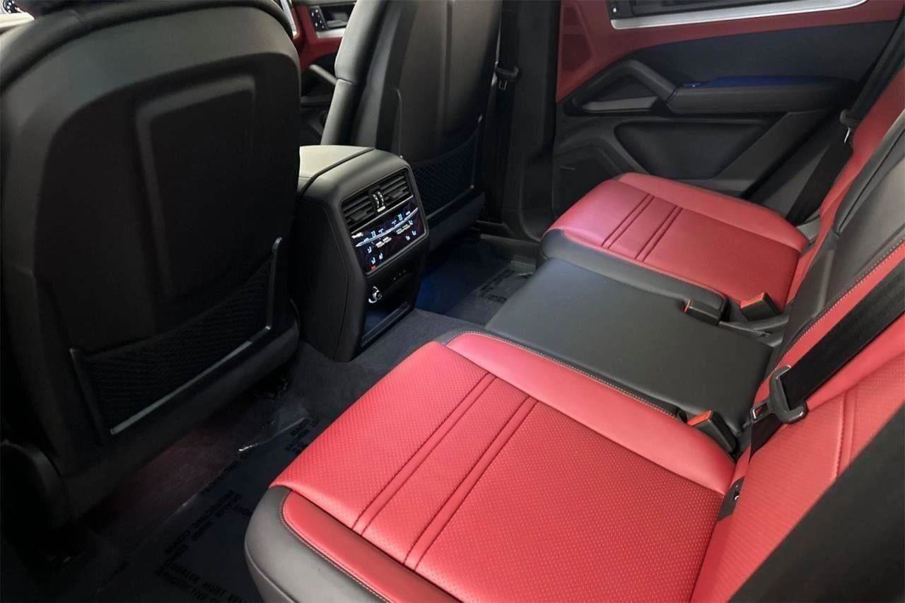 New 2025 Porsche Cayenne Coupe image 34