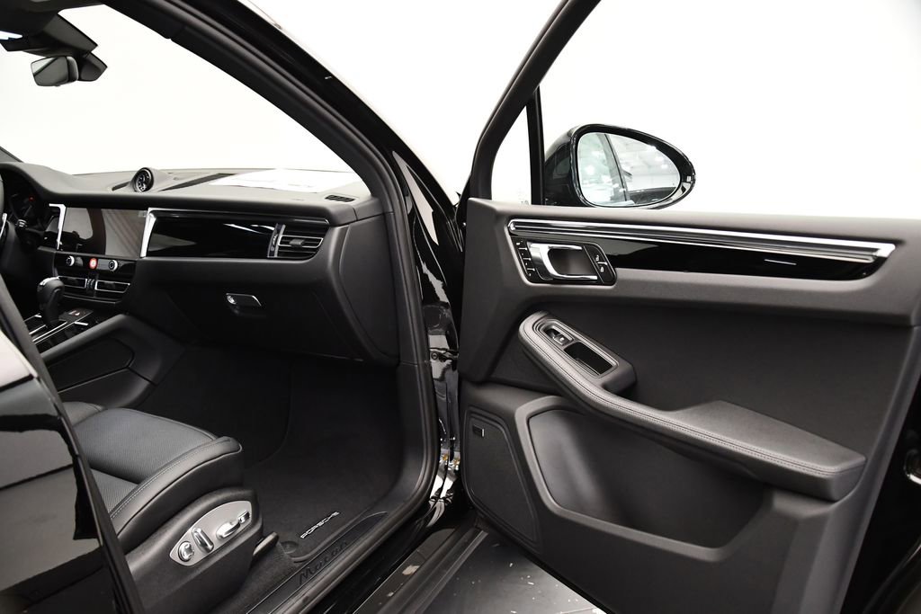 Used 2025 Porsche Macan image 48