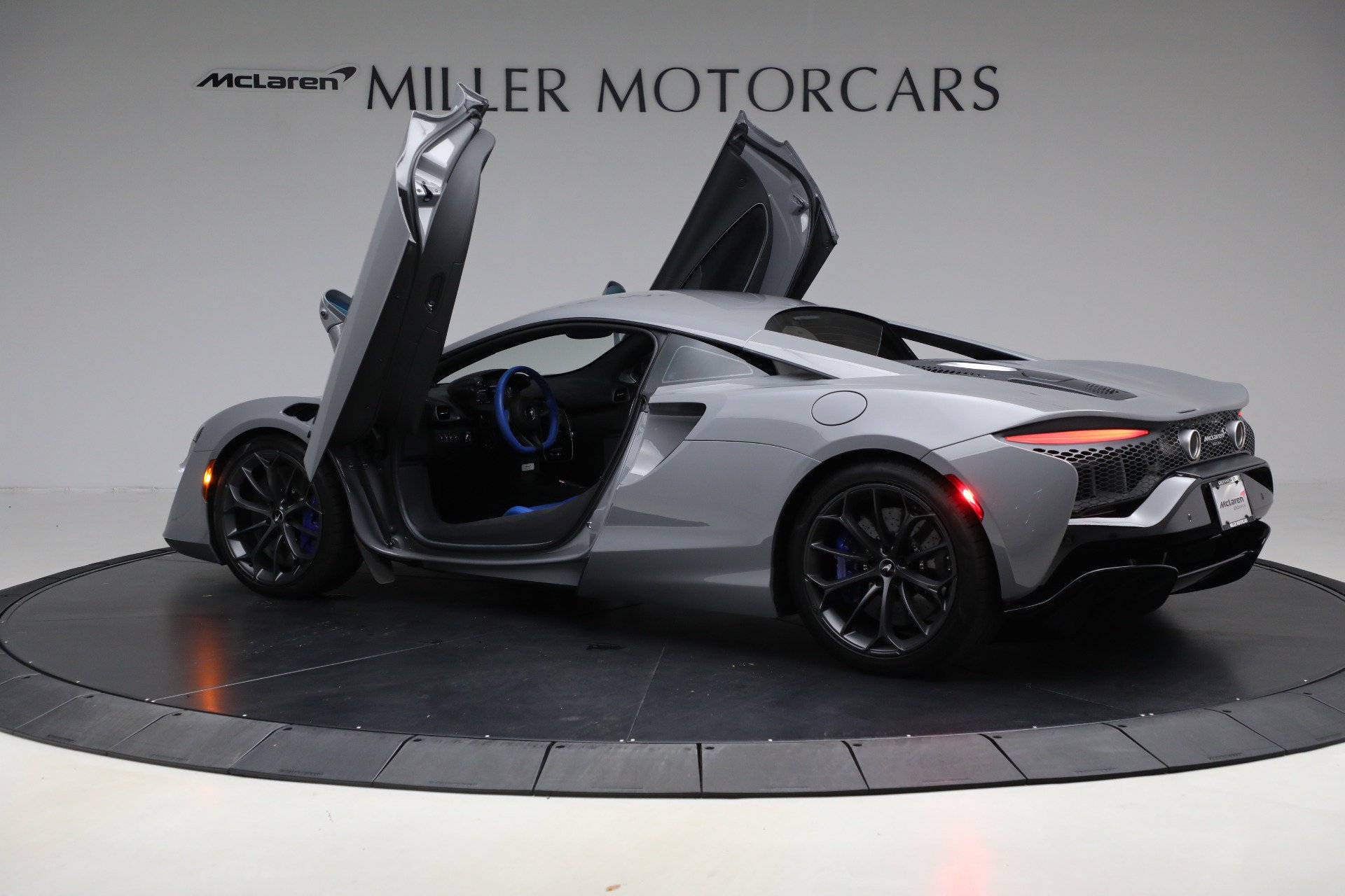 Used 2023 McLaren Artura RWD image 16