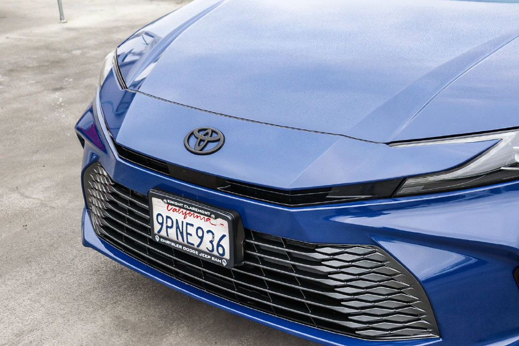 Used 2025 Toyota Camry XLE FWD image 6