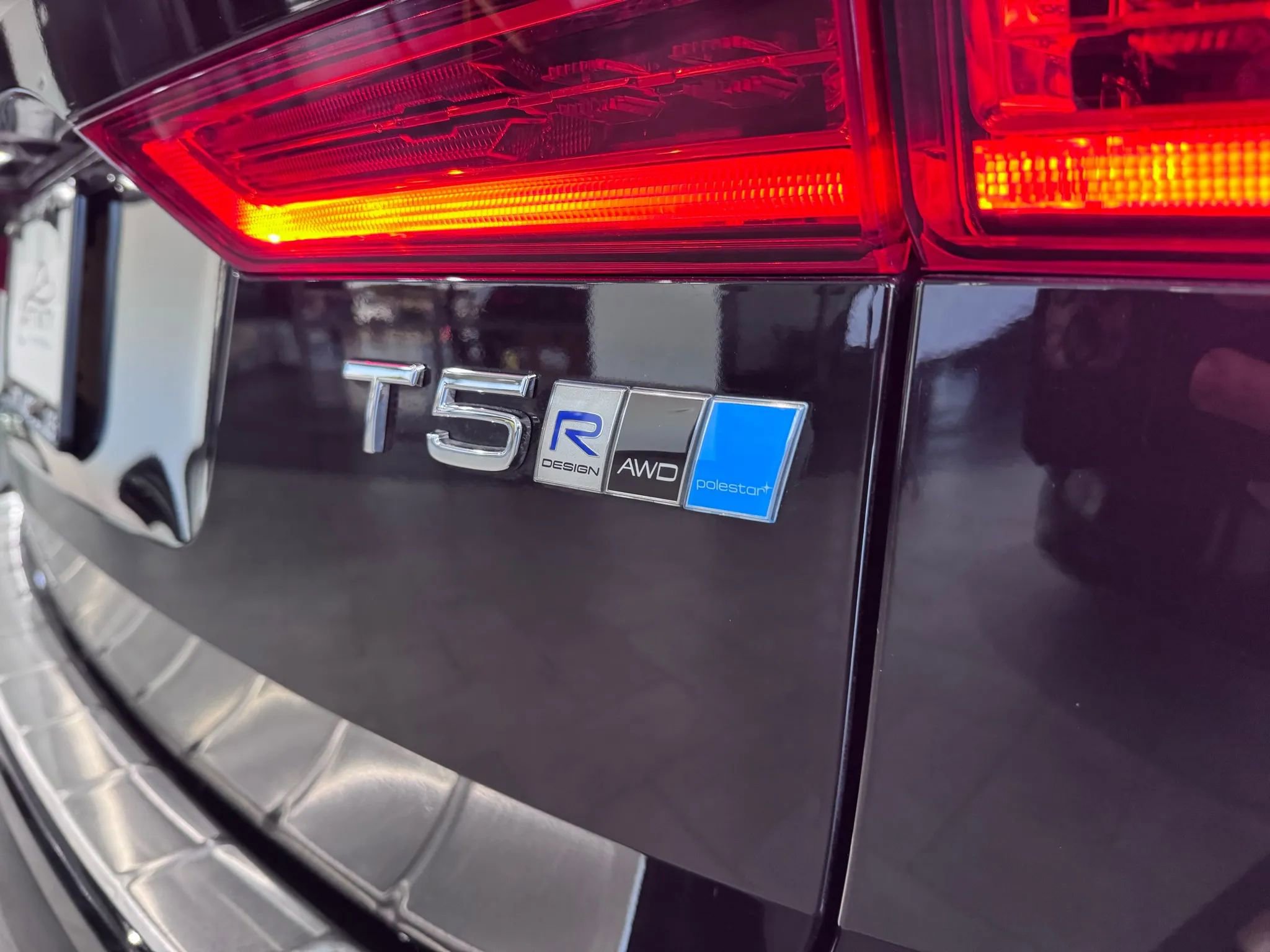 Used 2019 Volvo XC60 T5 R-Design w/ Protection Package Premier image 9