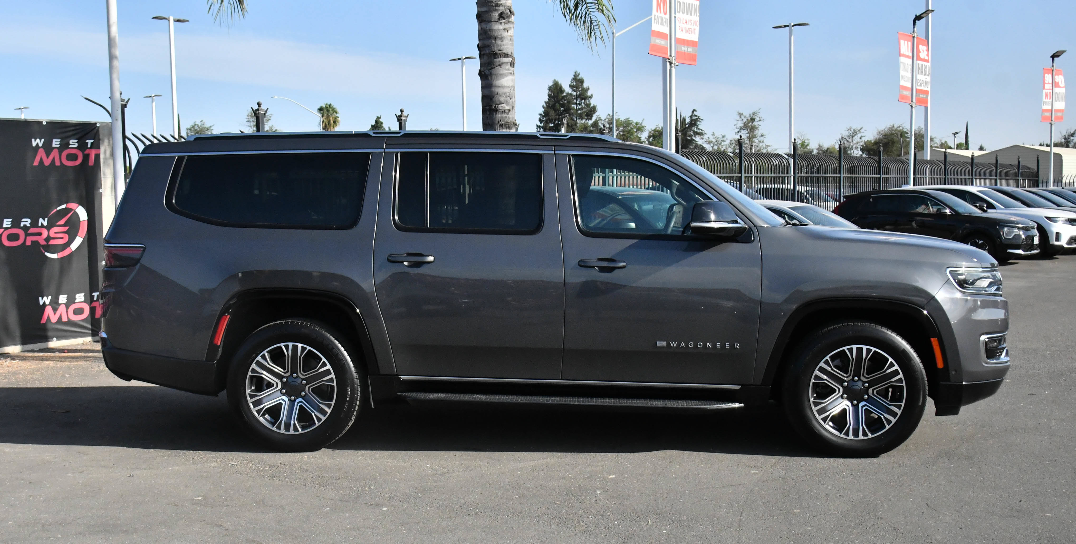 Used 2024 Jeep Wagoneer L Series II RWD image 9