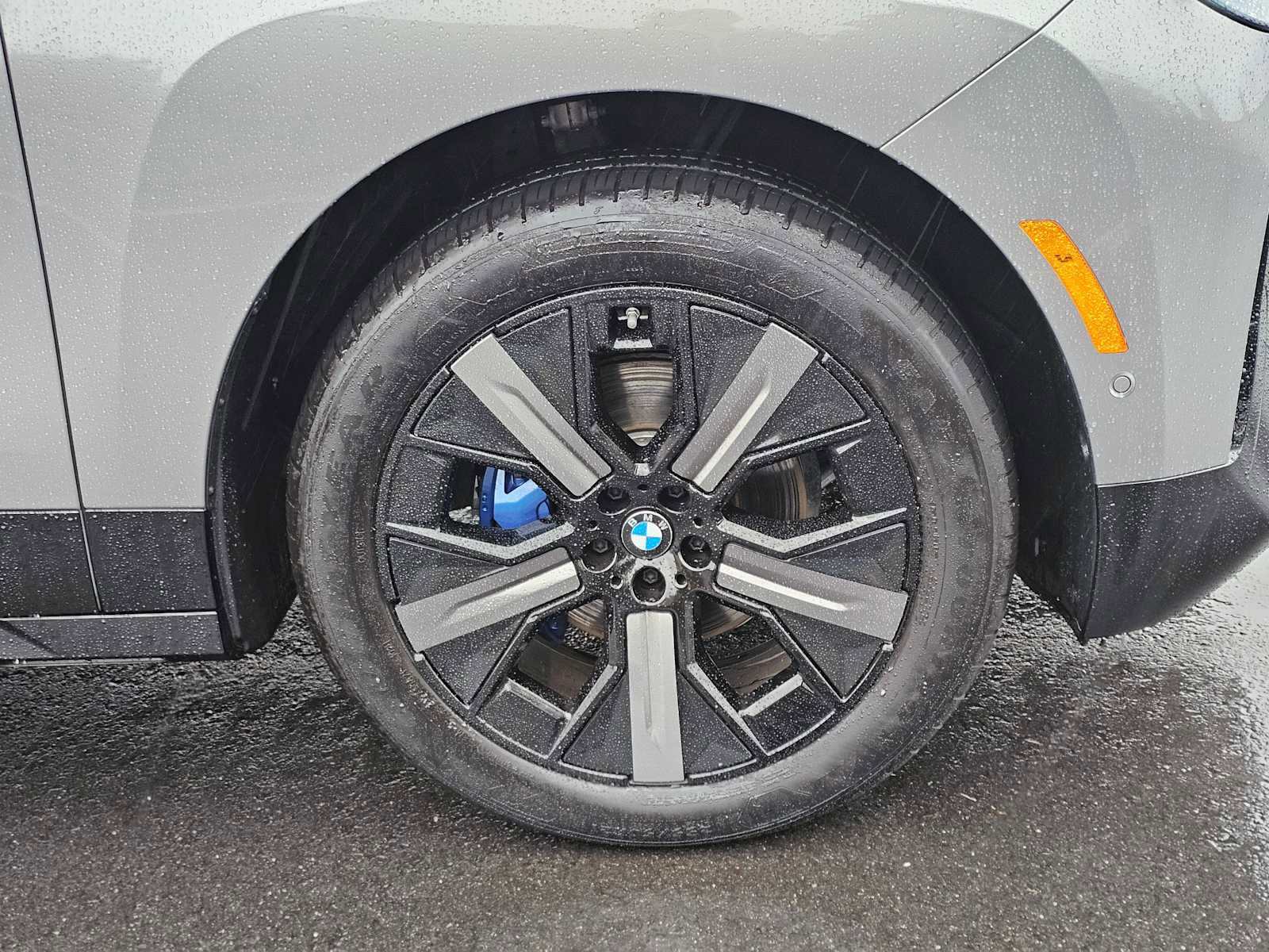 Used 2025 BMW iX xDrive50 w/ Sport Package image 9