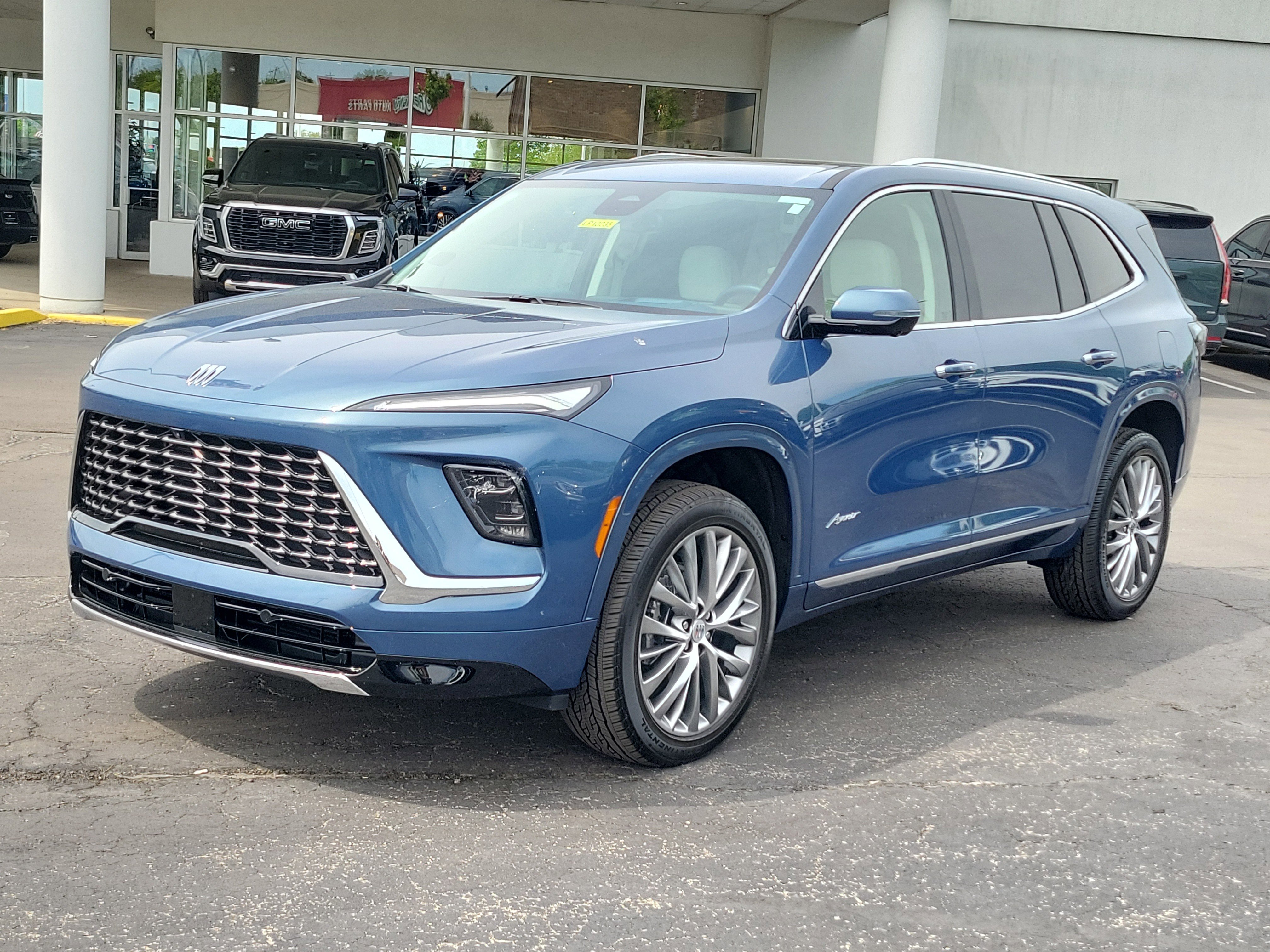 Used 2025 Buick Enclave Avenir FWD image 2