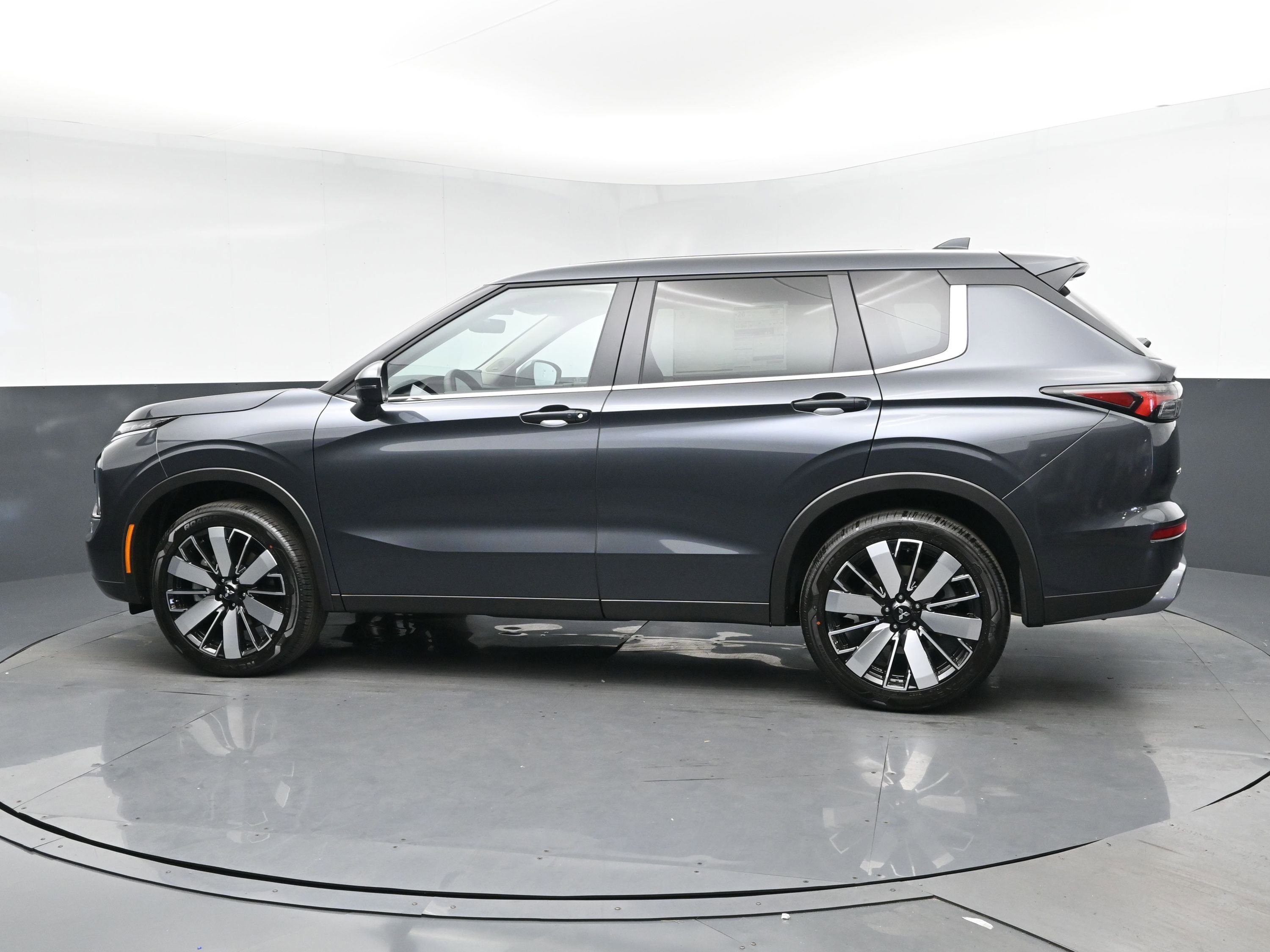 New 2025 Mitsubishi Outlander SE image 4