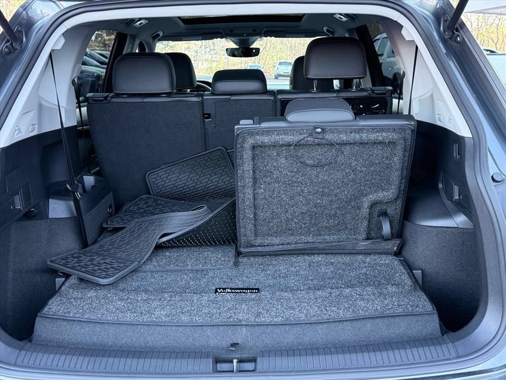 Used 2023 Volkswagen Tiguan SE w/ Panoramic Sunroof Package FWD image 16