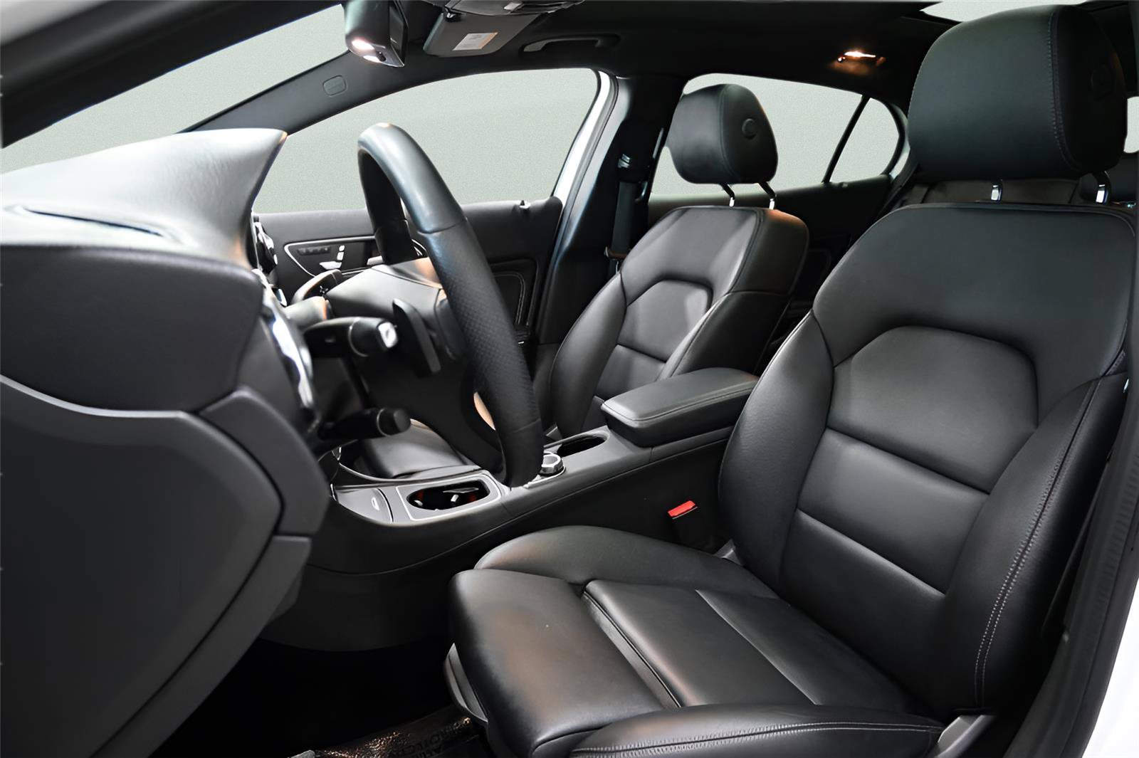 Used 2020 Mercedes-Benz GLA 250 4MATIC w/ Premium Package image 12