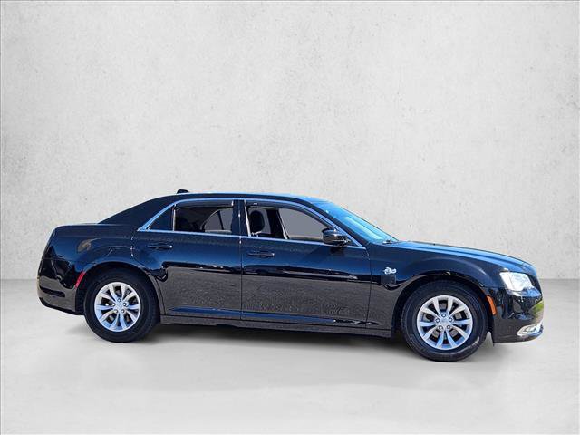 Used 2022 Chrysler 300 Touring RWD image 4