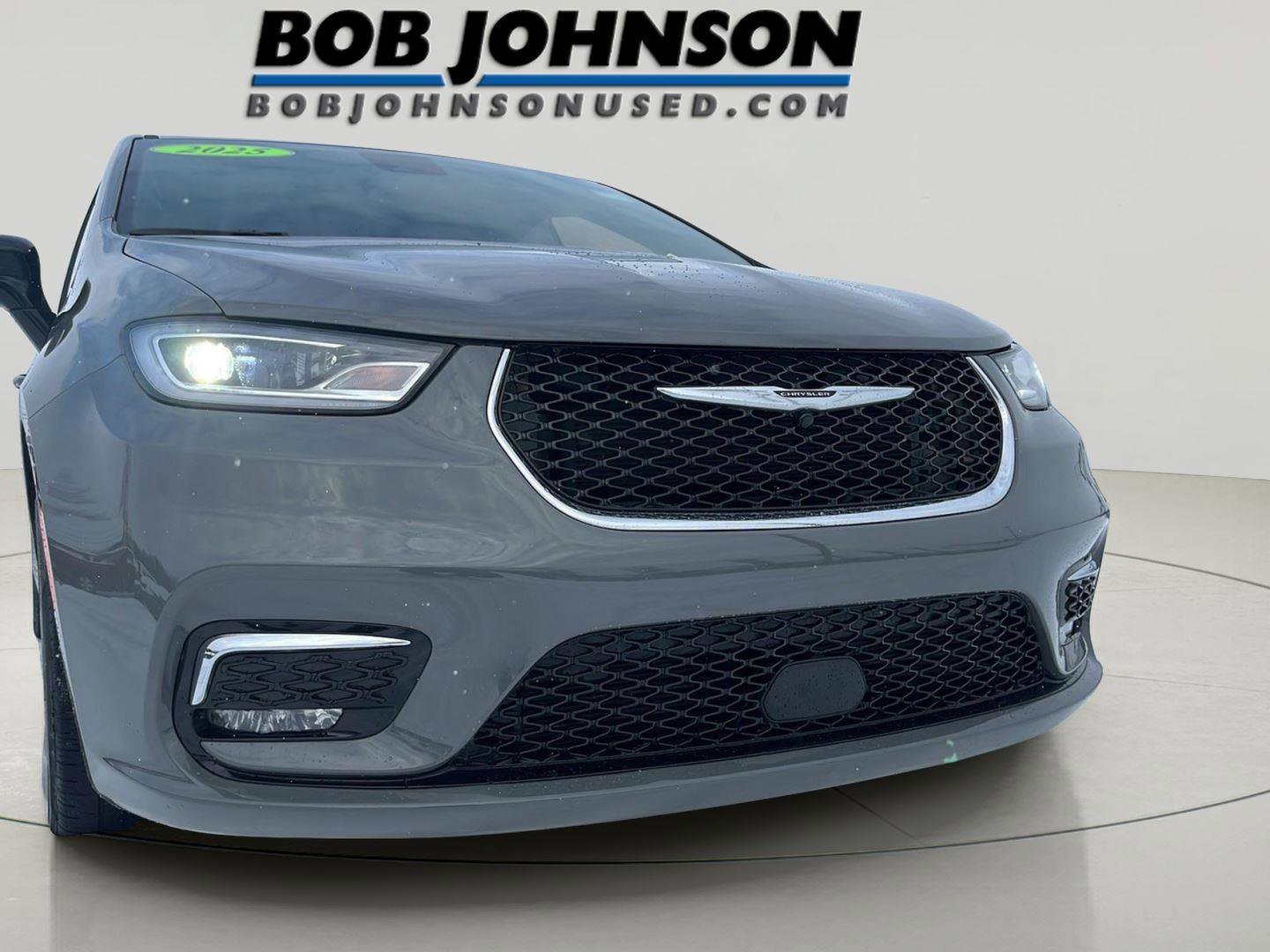 Used 2025 Chrysler Pacifica Select image 9