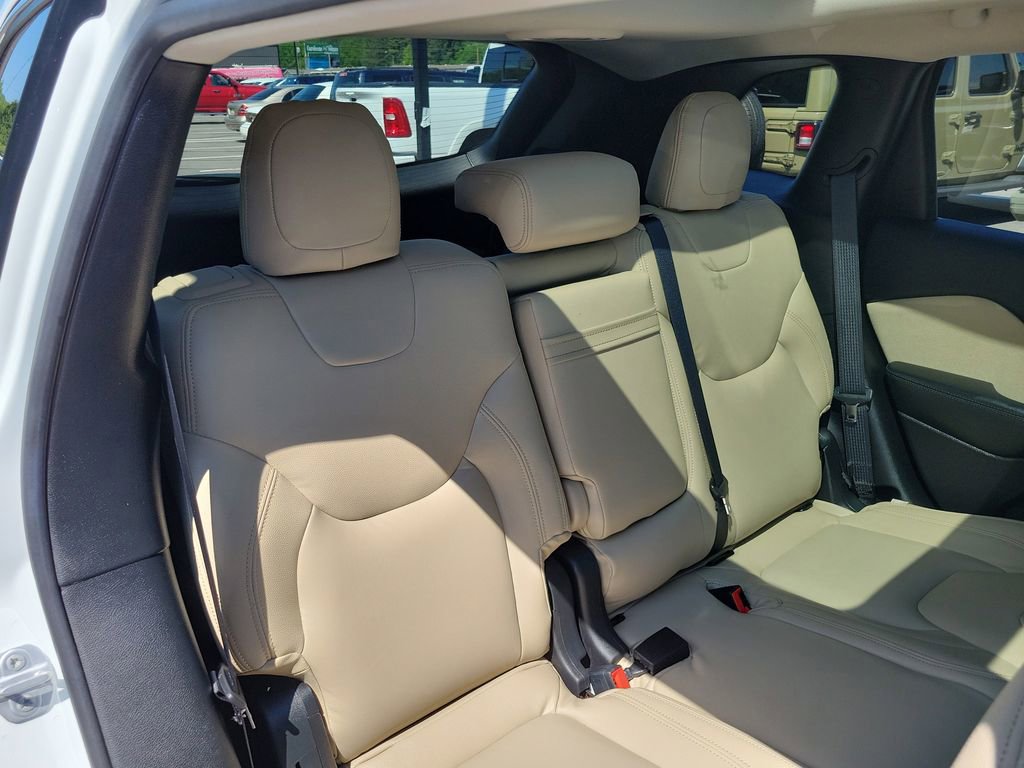Used 2016 Jeep Cherokee Latitude w/ Comfort/Convenience Group FWD image 38