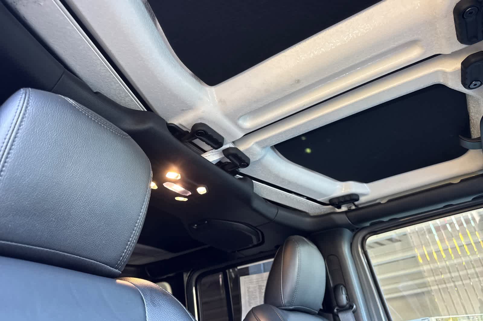 Used 2022 Jeep Wrangler Unlimited Sahara image 16