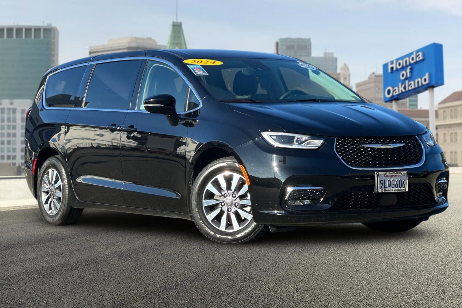 Used 2024 Chrysler Pacifica Select image 2