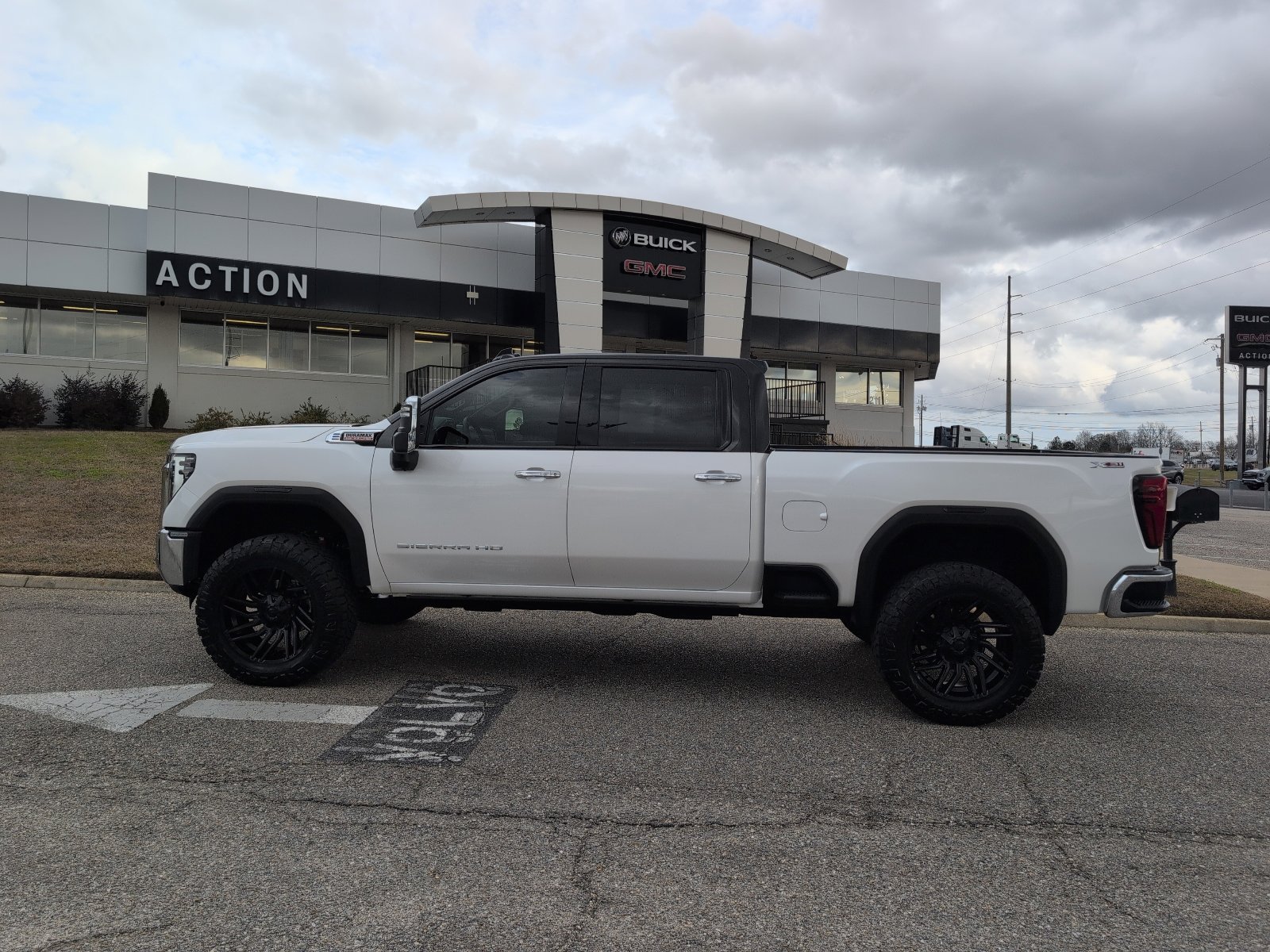 Used 2024 GMC Sierra 2500 SLT w/ SLT Premium Package image 2