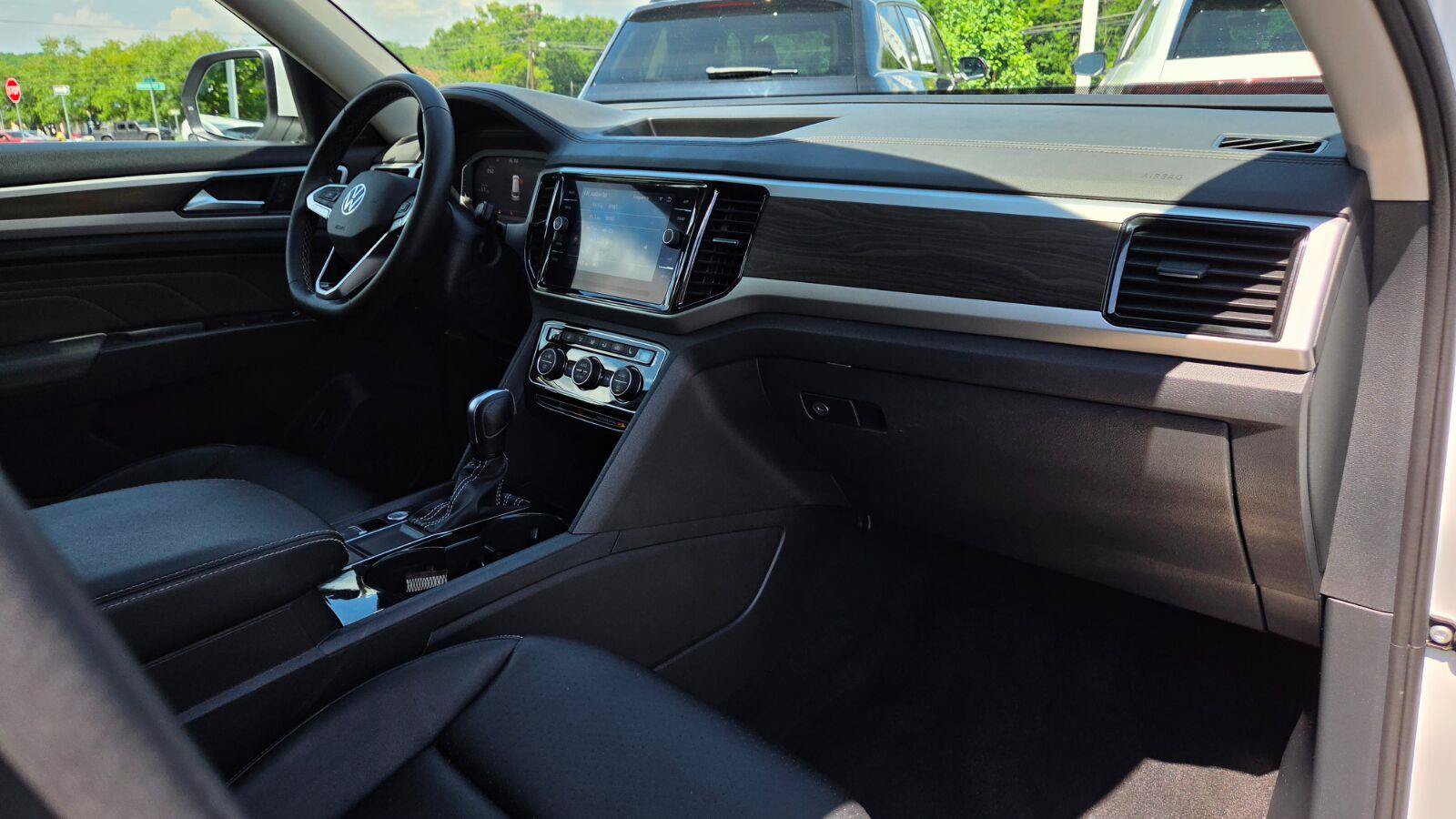 Certified 2023 Volkswagen Atlas SE w/ Black Wheel Package FWD image 50