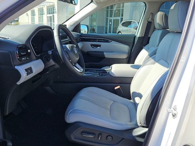Used 2025 Honda Pilot Touring image 3