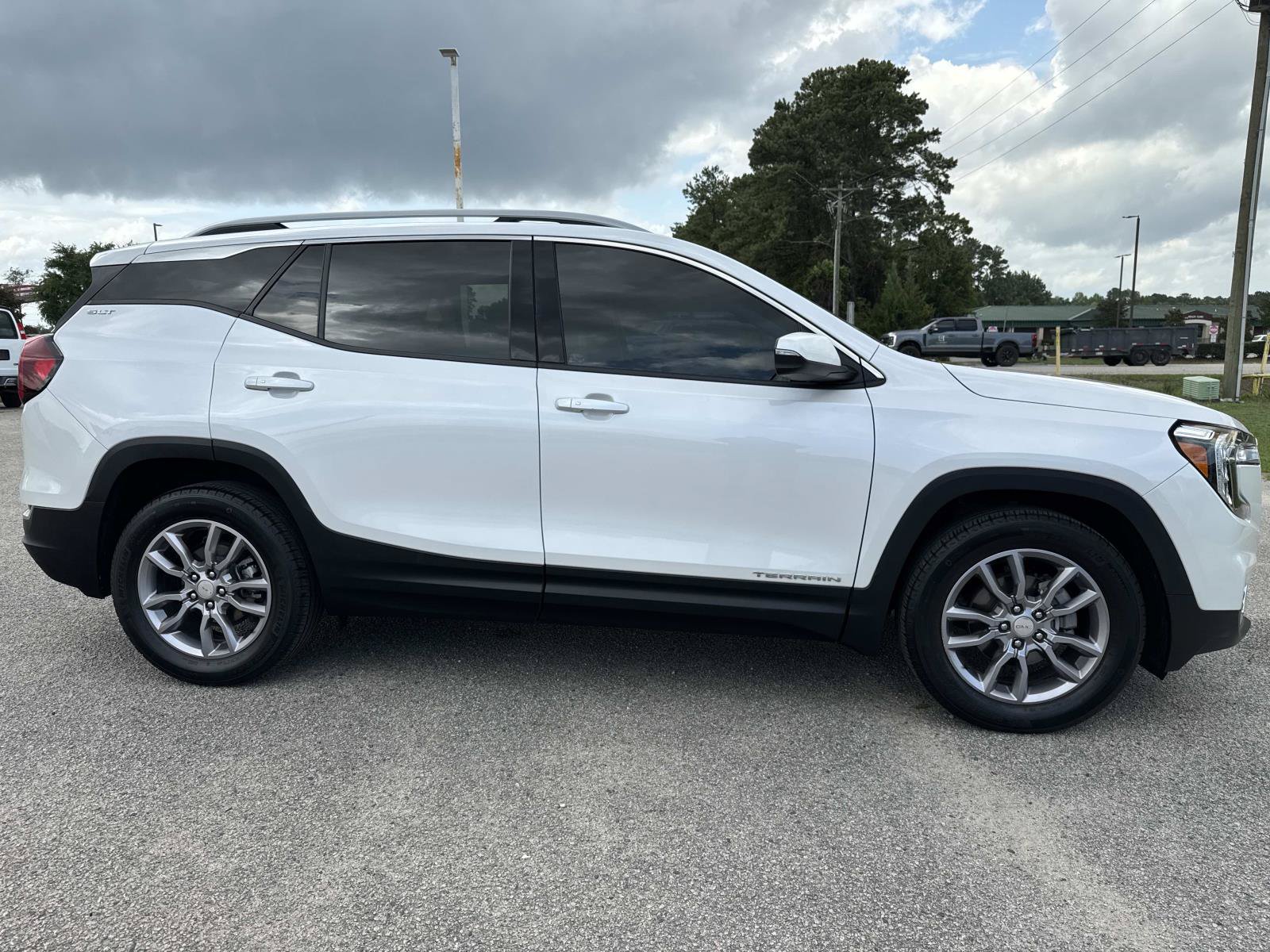 Used 2022 GMC Terrain SLT w/ LPO, Floor Liner Package FWD video 2