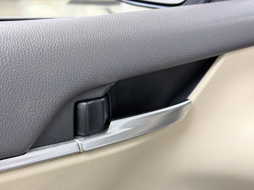 Used 2020 Toyota Camry LE FWD image 9