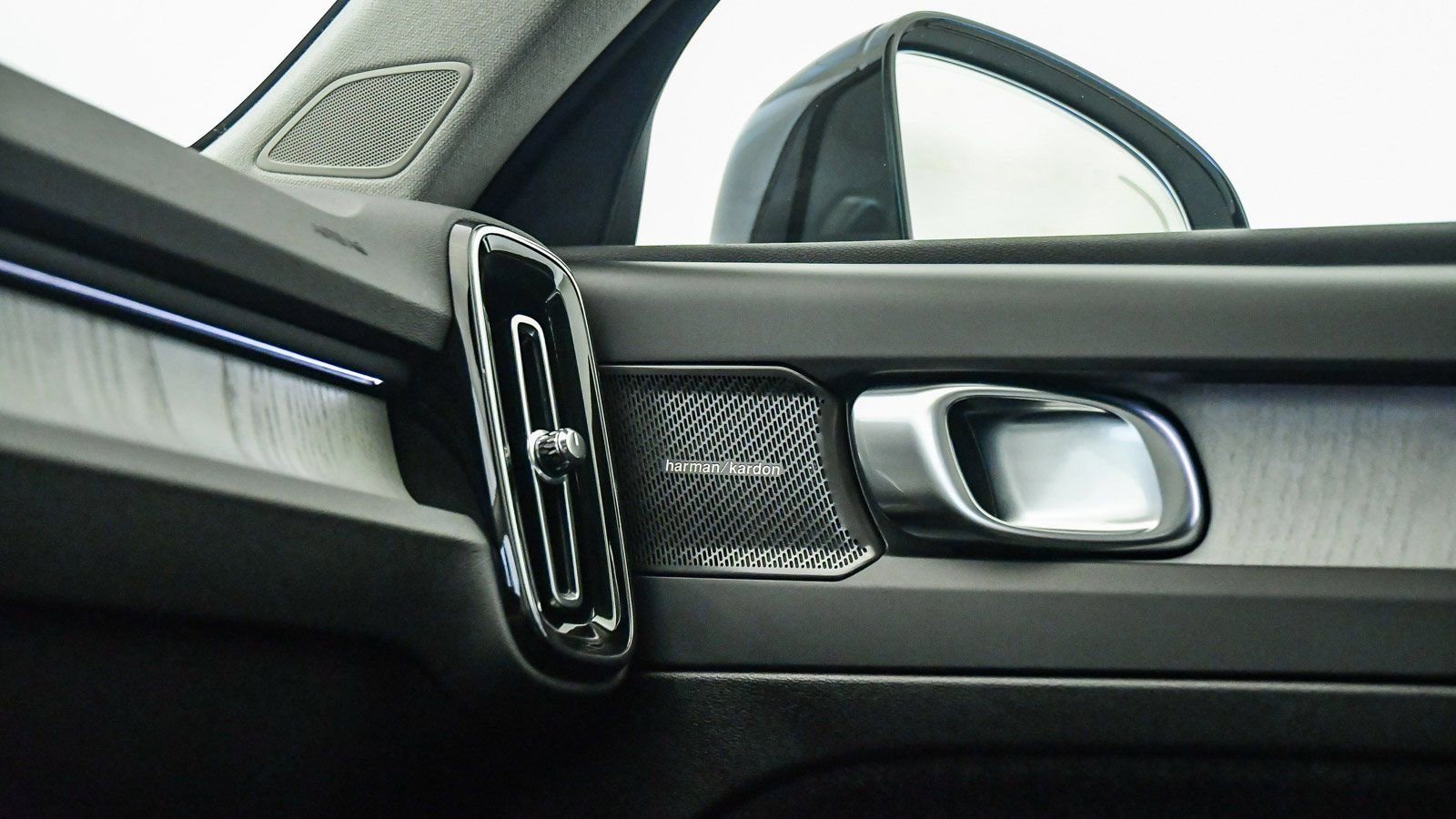 Certified 2025 Volvo XC40 B5 Ultra w/ Climate Package image 25