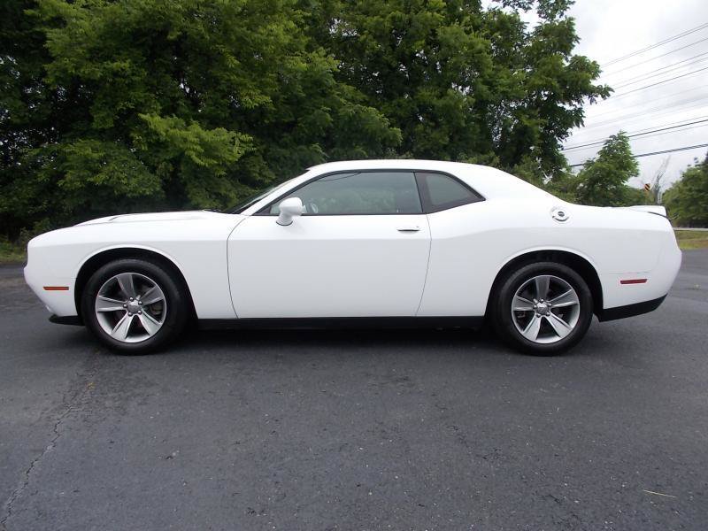Used 2019 Dodge Challenger SXT RWD image 2