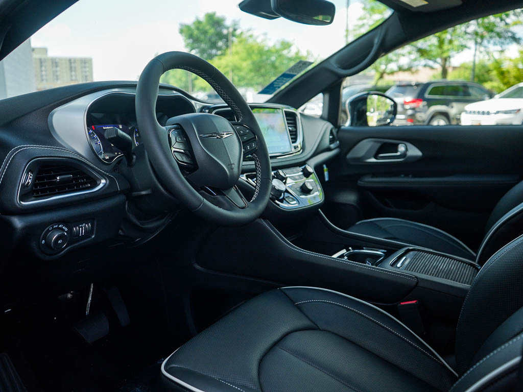 New 2026 Chrysler Pacifica Limited image 19