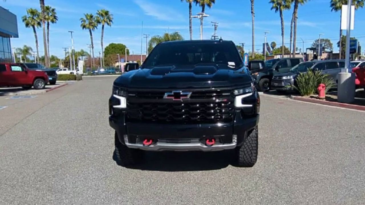 Used 2023 Chevrolet Silverado 1500 ZR2 AWD/4WD image 3