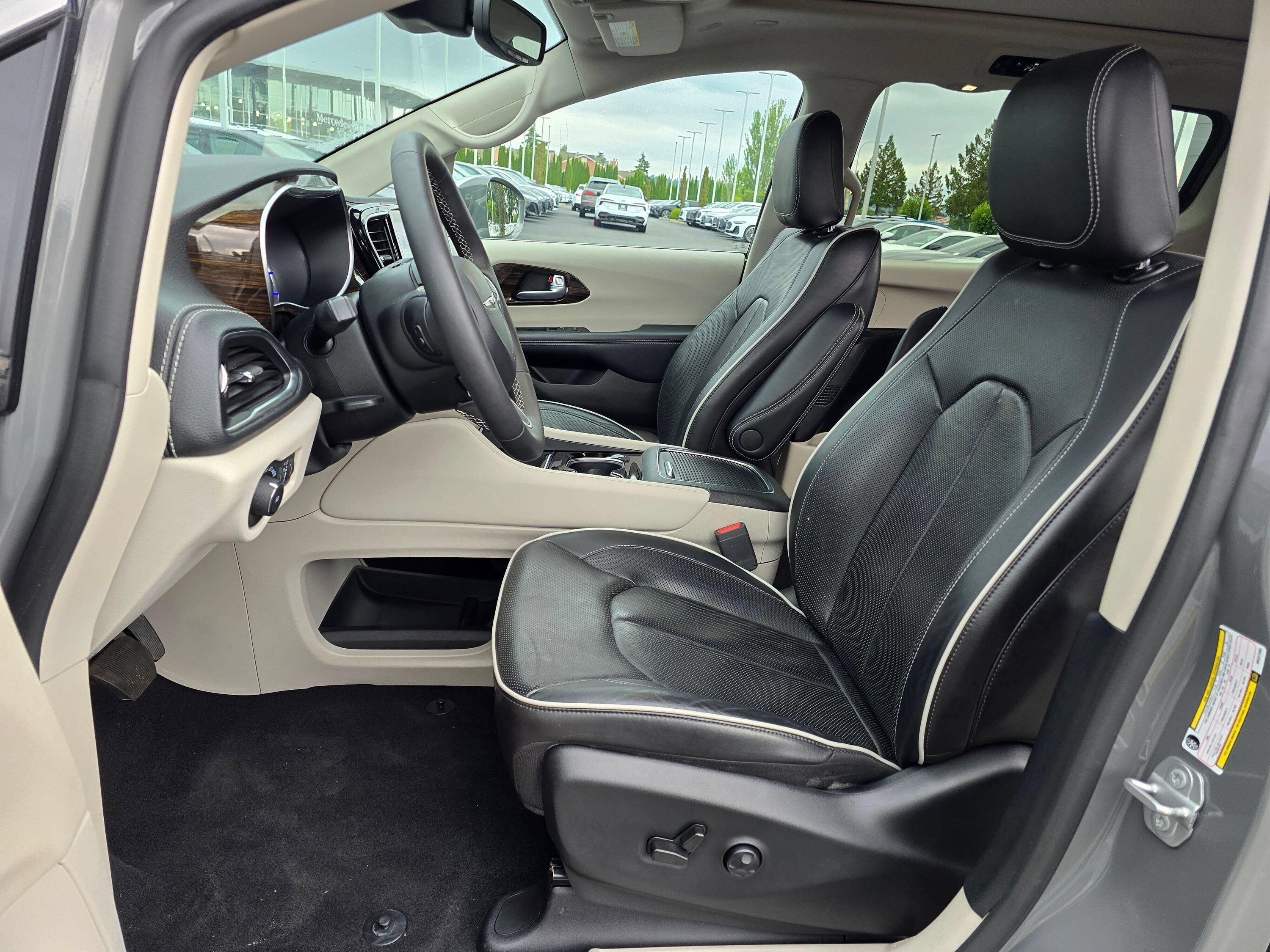 Used 2022 Chrysler Pacifica Limited FWD image 12