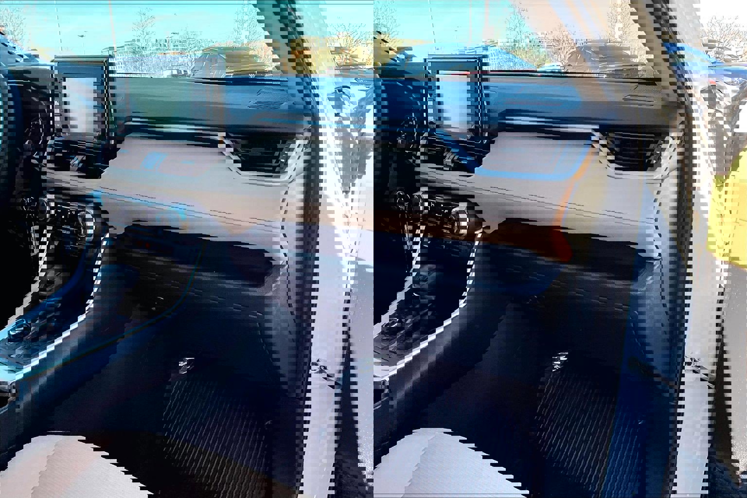 Used 2022 Toyota RAV4 LE image 15