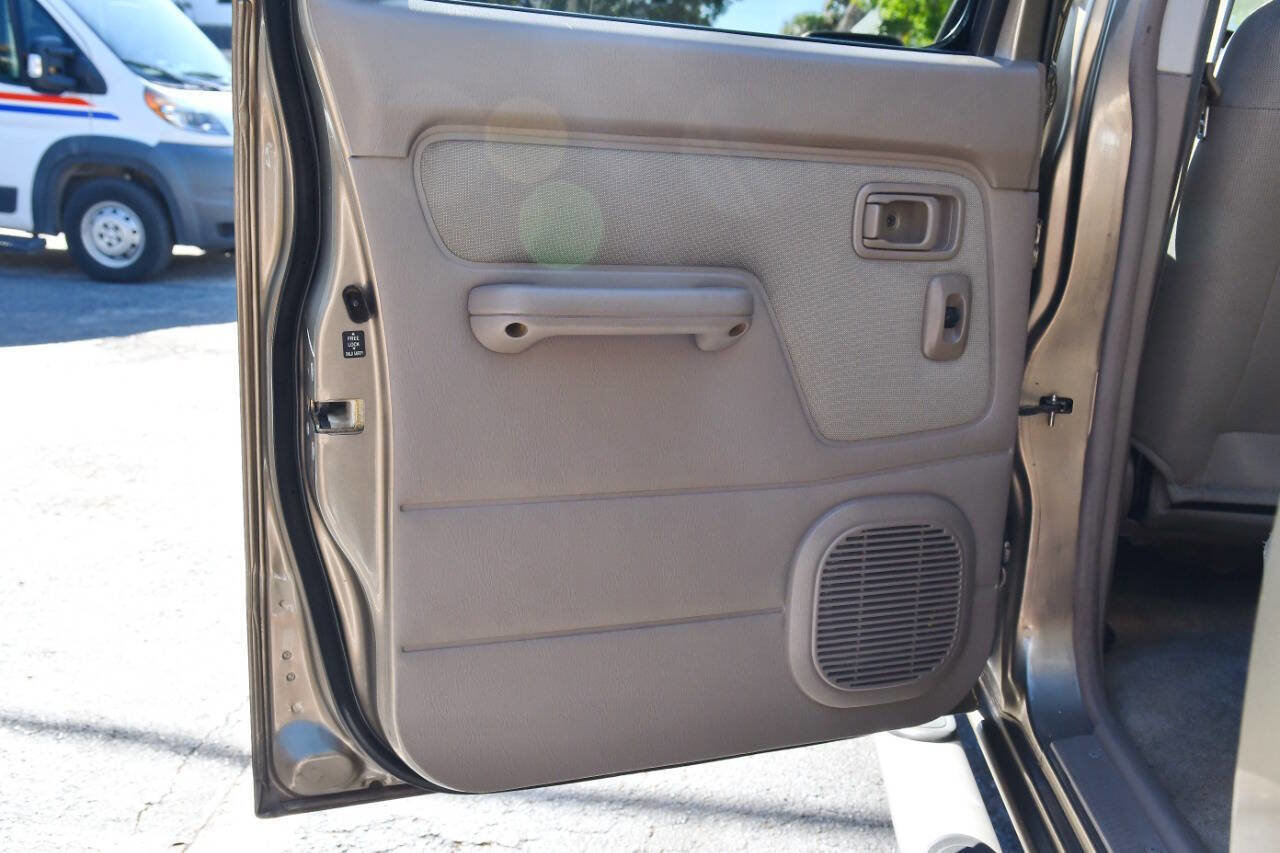 Used 2001 Nissan Frontier SE image 13