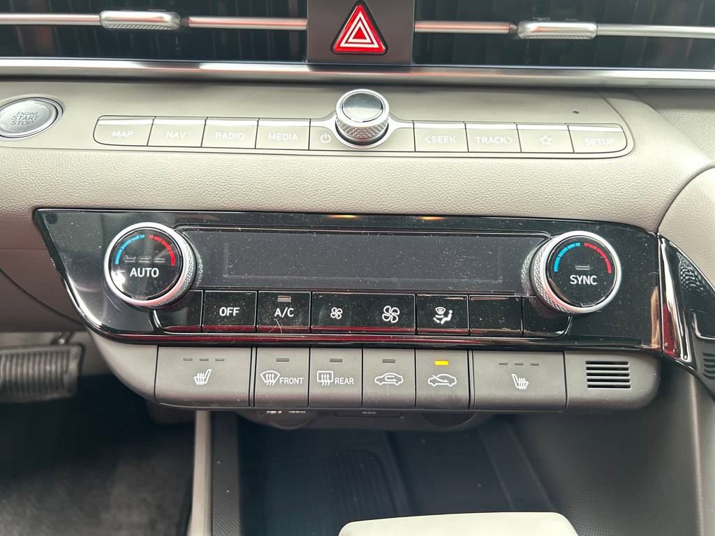 Used 2025 Hyundai Elantra SEL image 12