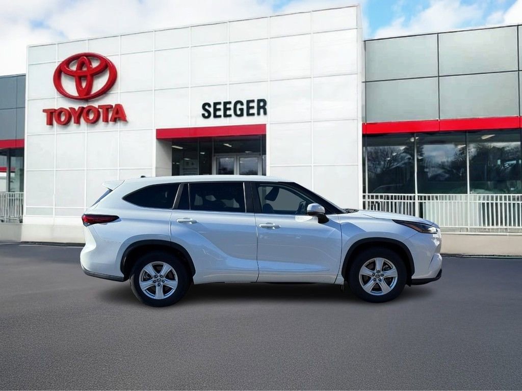 Used 2023 Toyota Highlander LE image 2