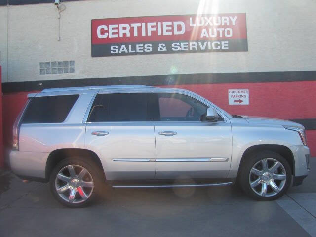 Used 2018 Cadillac Escalade Luxury AWD/4WD image 1