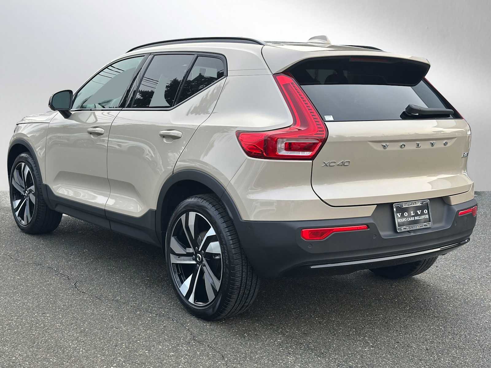 Used 2025 Volvo XC40 B5 Ultra w/ Climate Package image 5