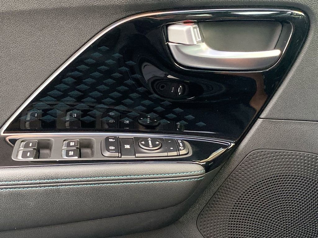 Used 2021 Kia Niro EX Premium w/ Cold Weather Package image 16