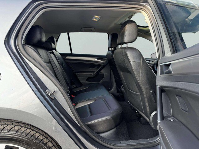 Used 2017 Volkswagen Golf SE image 41