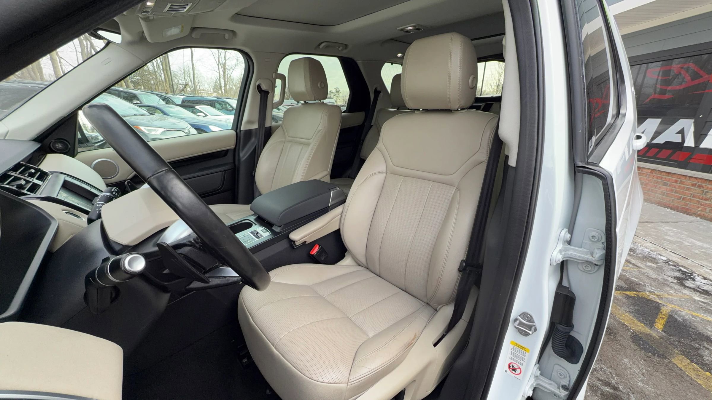 Used 2017 Land Rover Discovery SE image 18