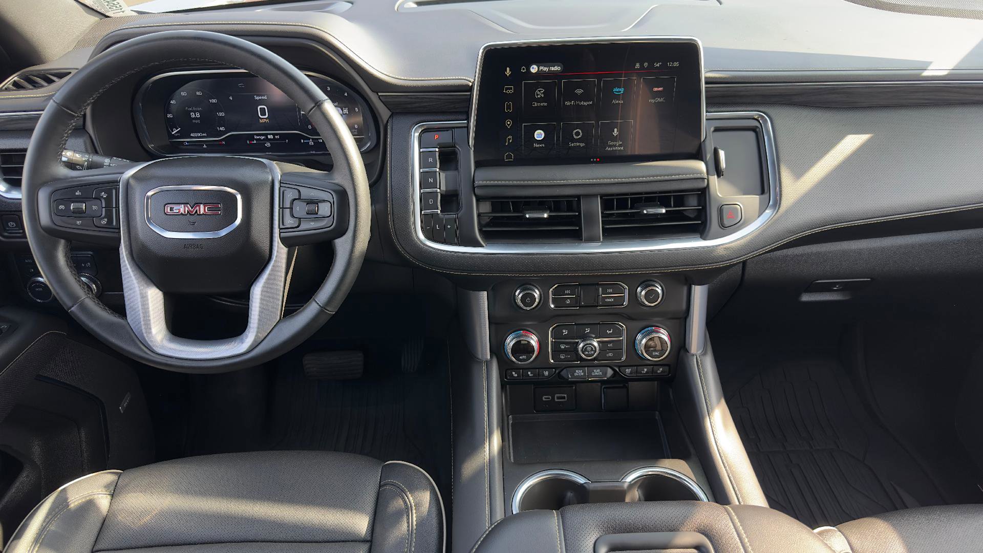 Used 2024 GMC Yukon SLT w/ SLT Luxury Package image 12