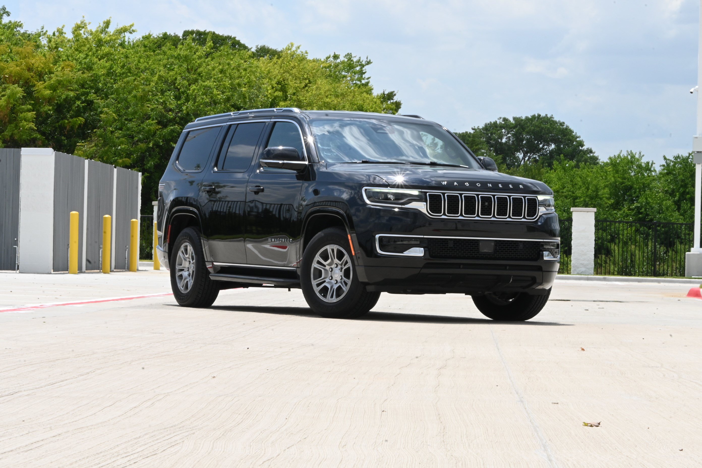 Used 2023 Jeep Wagoneer 4WD w/ Convenience Group I image 2