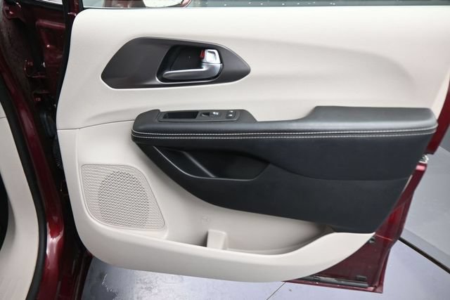 Used 2022 Chrysler Pacifica Touring-L FWD image 21